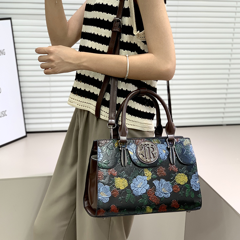 Vintage Floral Embossed Tote B - đánh giá và giá Luxury Bags Vegan Leather